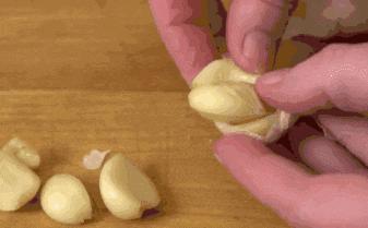 切蒜手臭了怎么办,大蒜辣手怎么处理