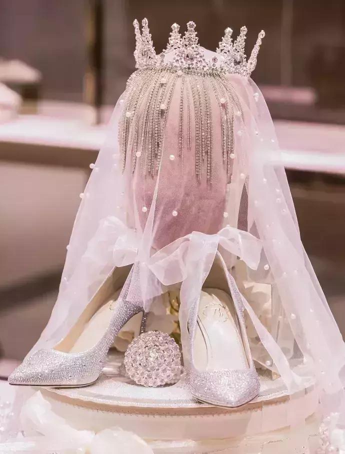 婚鞋jimmychoo水晶鞋只能穿一次吗,jimmychoo婚鞋日常搭配