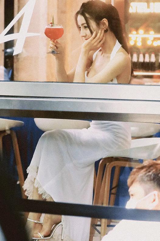 迪丽热巴穿礼服出席活动,迪丽热巴穿礼服散气场