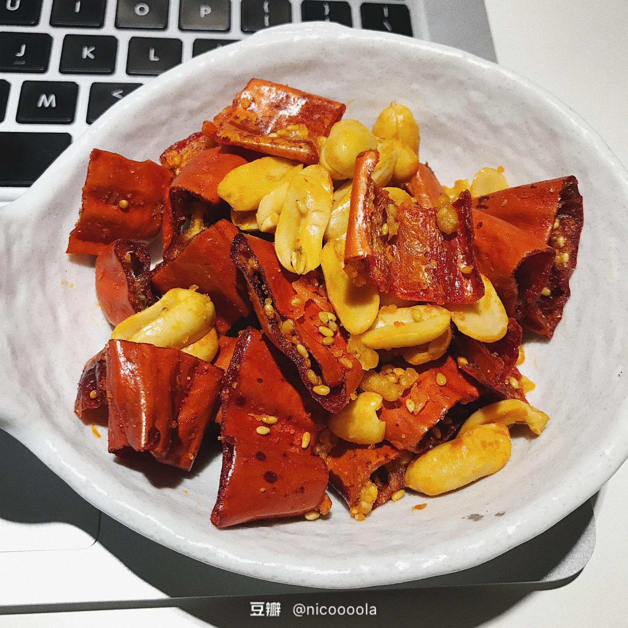 我在办公室的抽屉里，藏了一间小型超市