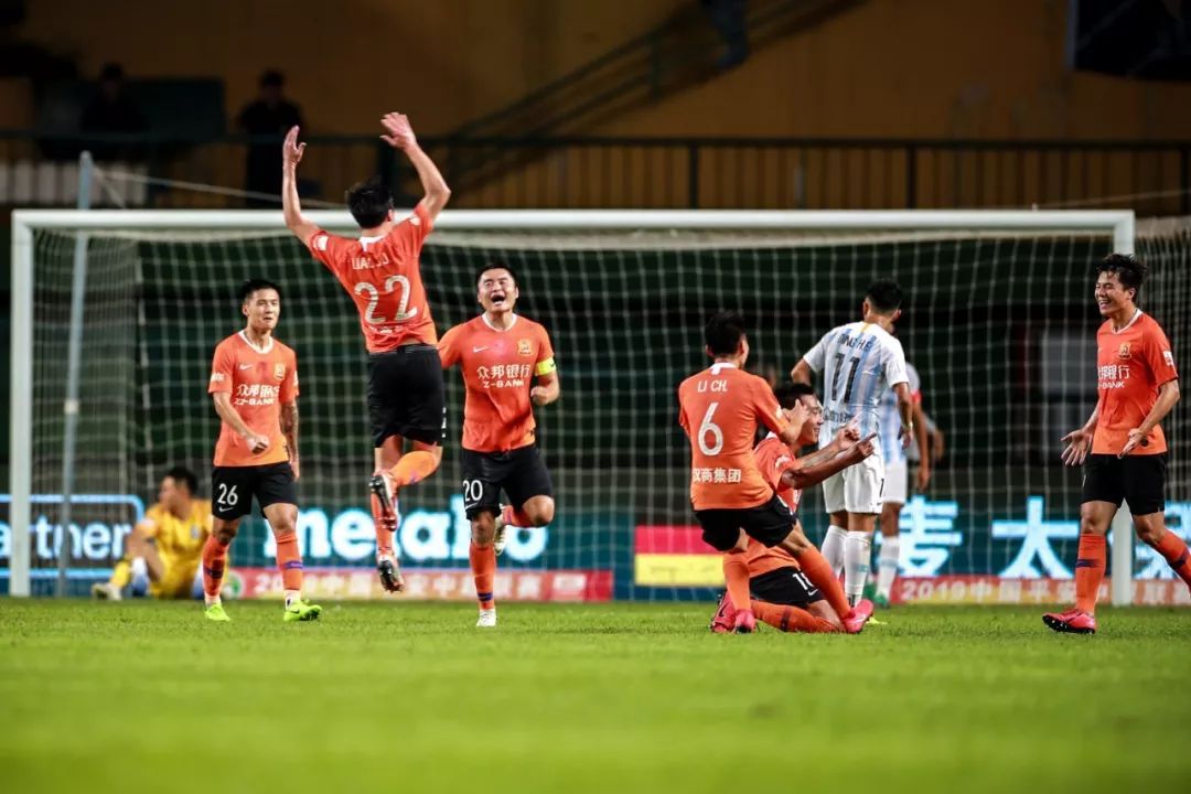 坚韧如钢铁温柔如蝶翼,武汉卓尔0:5广州恒大