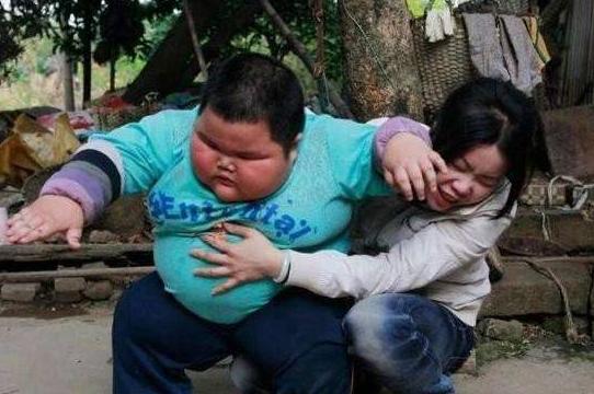 “捕蝇器宝宝”火了,用肉就能夹死苍蝇,妈妈晒视频被吐槽:心大