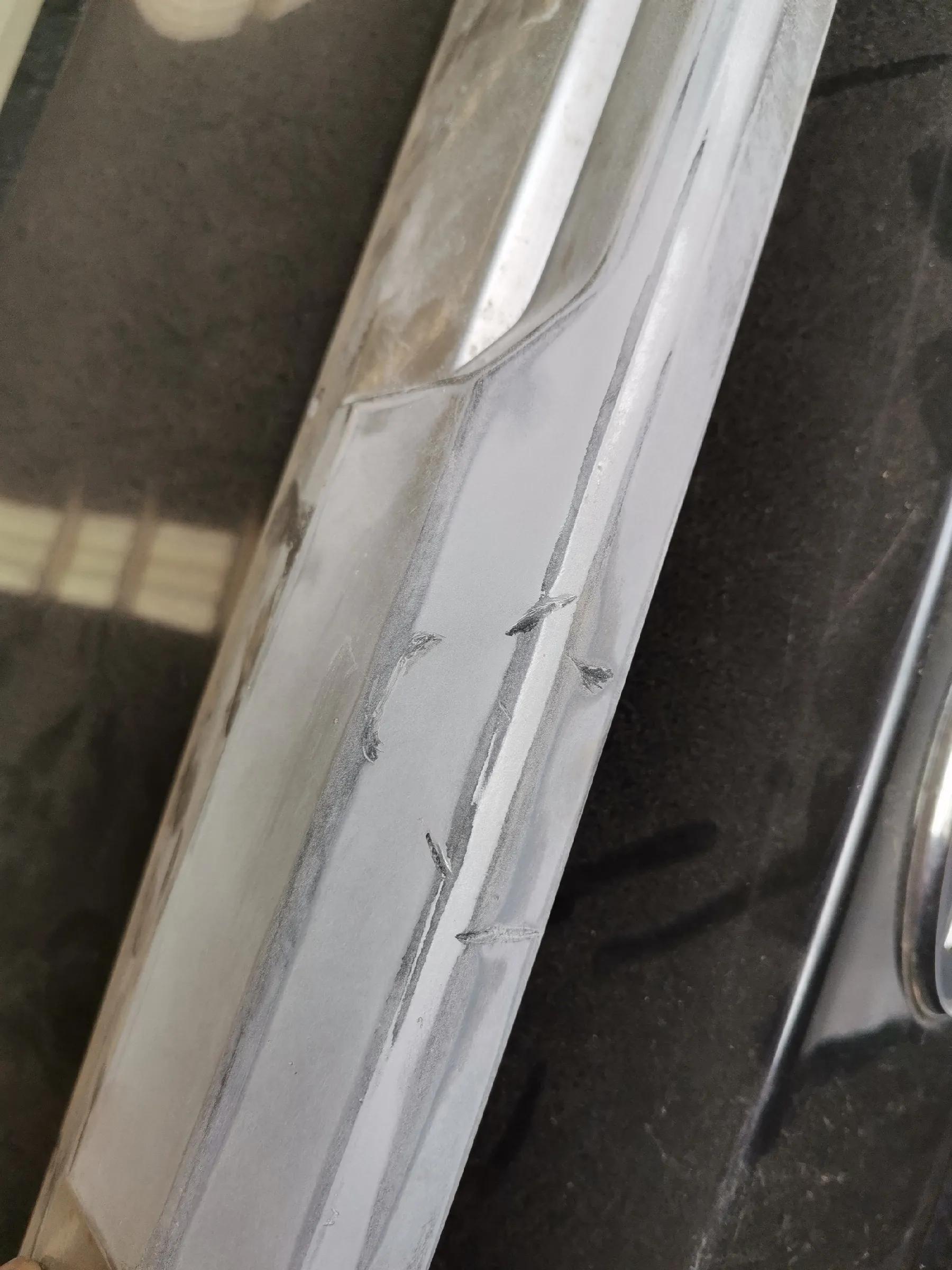 塑料件凹陷修复保留原车漆,汽车后杠塑料件有划伤怎么修复