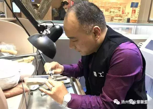 “叶氏精工”珠宝助力第二届百人瑜伽公益大会，一起燃情5.18！