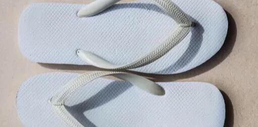 拖鞋穿久了应该怎么洗才最干净,拖鞋穿时间长了黑了怎么去掉