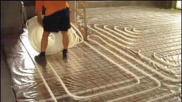地暖安装怎么找装修师傅,地暖安装地板视频