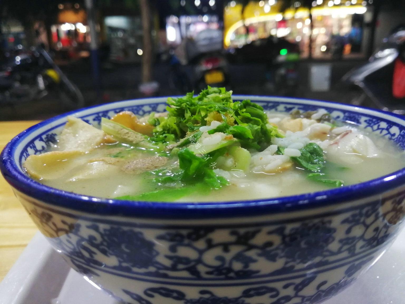 广州游客来潮汕吃白粥小品大全,游客品尝潮州鱼饭