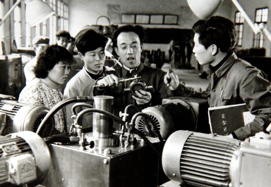 鲁冠球的传奇人生视频,简单描述鲁冠球的创业案例