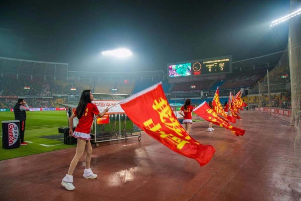 赛前球迷唱响“我爱你中国”最强音——“时代楷模”北京榜样和共和国同龄球迷代表共同领唱