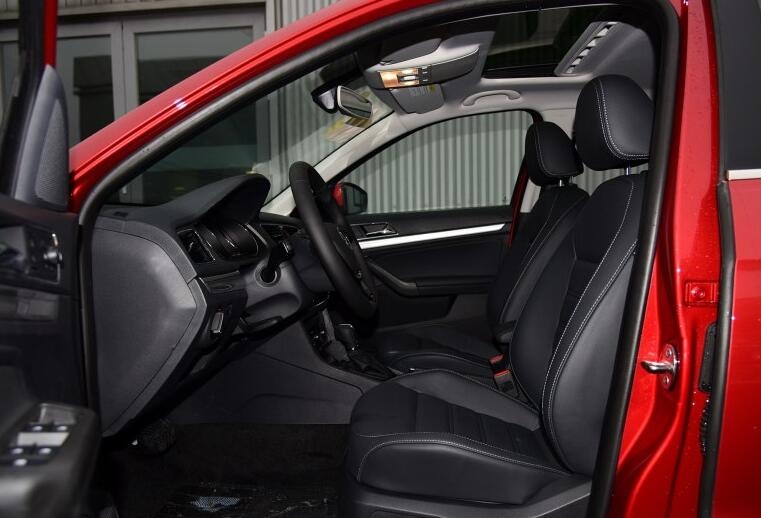 7万预算是选15年销量王的大众朗逸11年操控更好的马自达睿翼