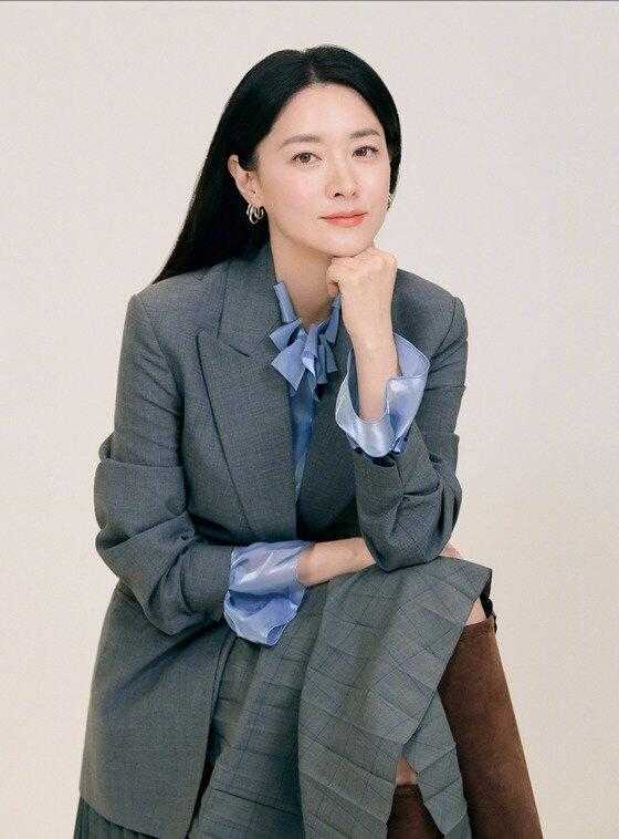 李英爱最近出席活动穿着打扮,李英爱穿花衬衫出席活动