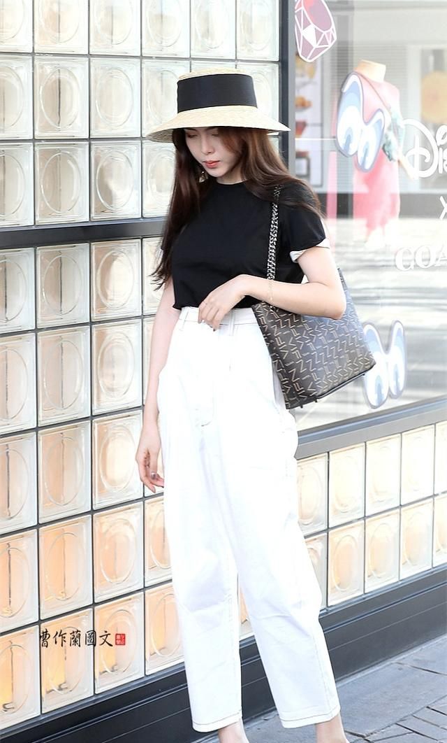 每个女孩都有一件条纹衣服,少女感波点上衣