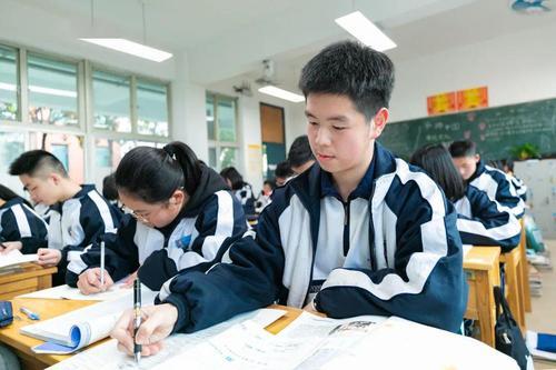 普通高中和职业高中学习环境对比,普通高中和职业学校的最大区别