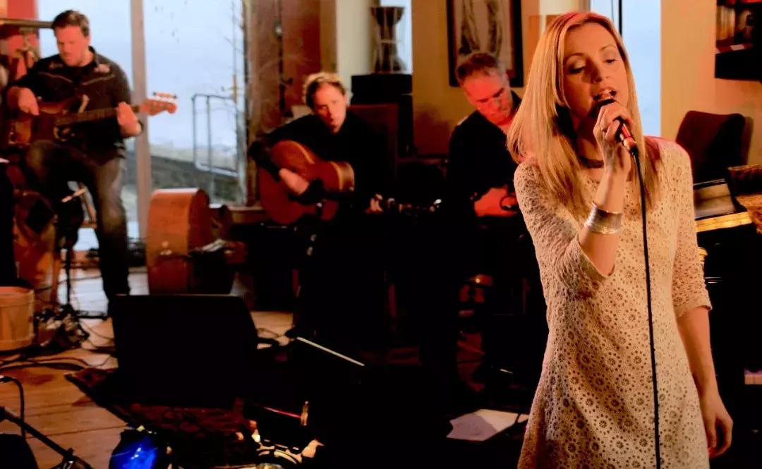 她是音乐之森的精灵，拥有被上帝吻过的嗓音