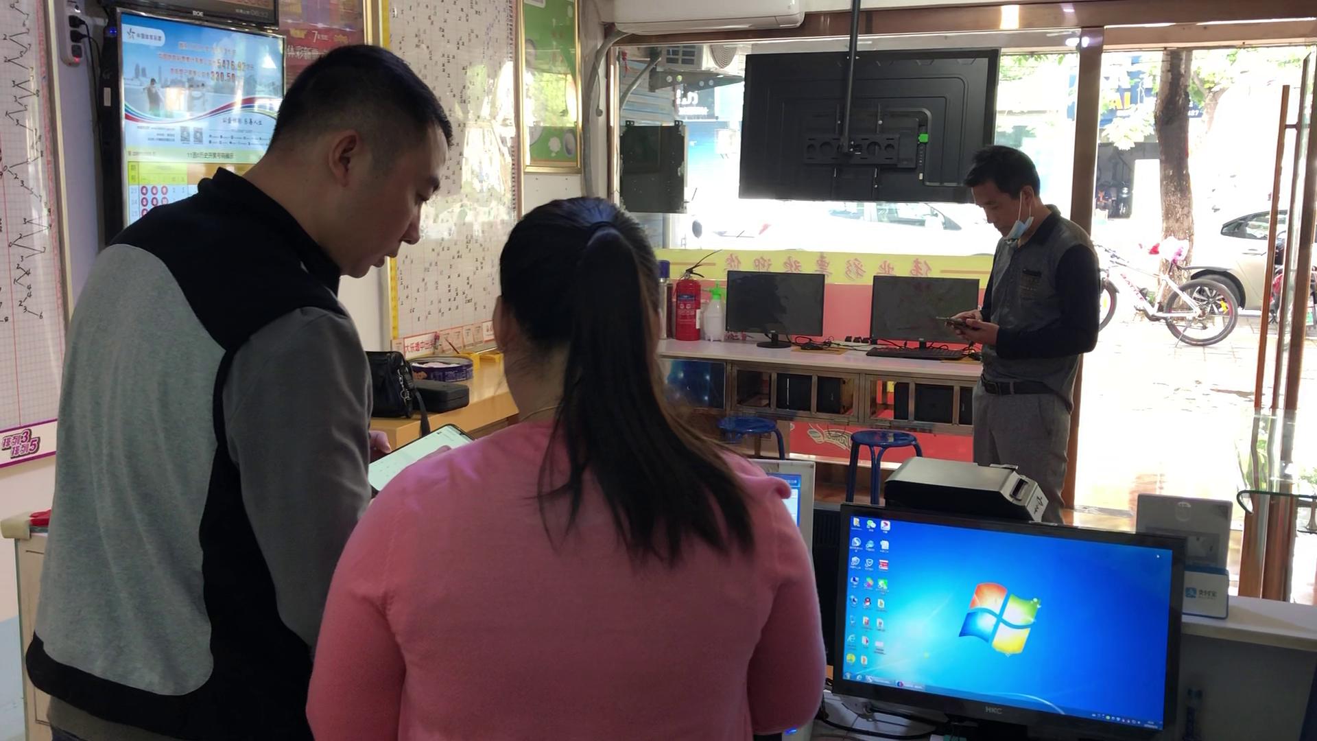 彩票站一天卖20000一年挣多少钱,一个彩票店一年能挣多少