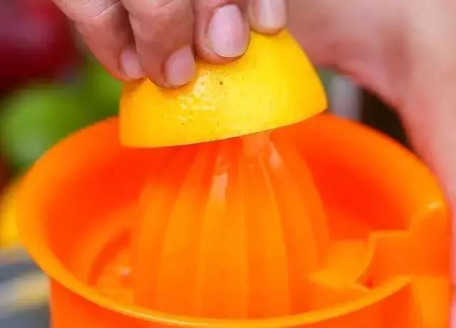 白衣服不小心染上了污渍怎么办,白衣服弄脏了怎么洗才能洗干净