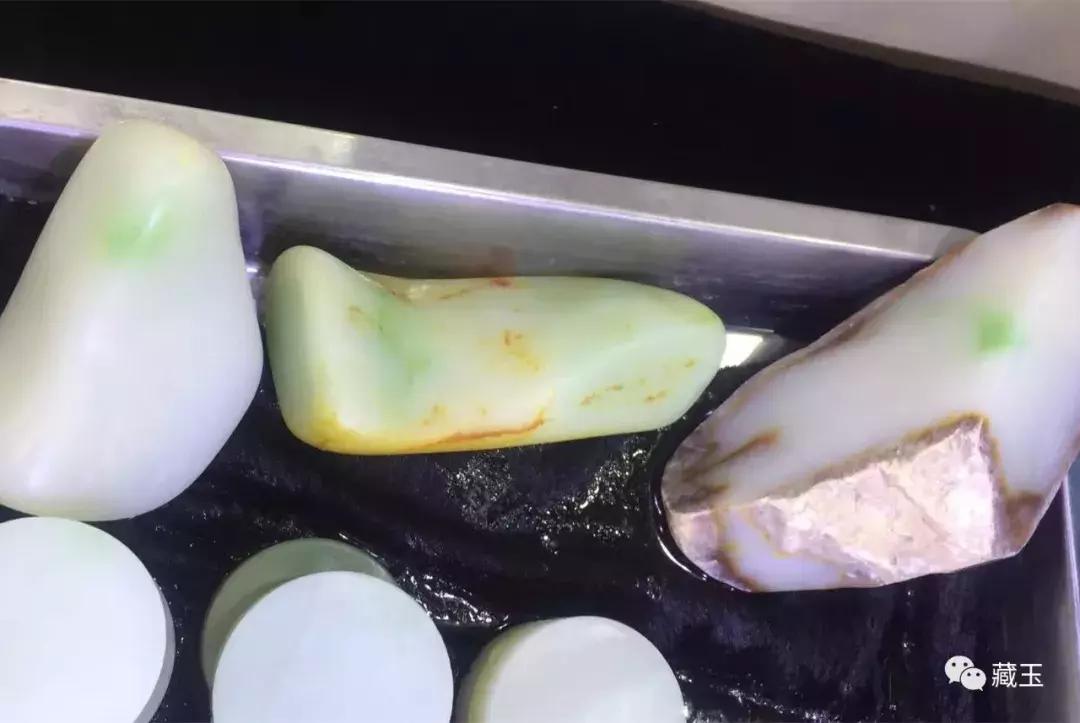 和田玉俄料值不值得入手,和田玉籽料和俄料到底有什么区别