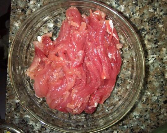 炒肉丝要不要油,肉丝用淀粉腌制怎么炒才能不粘锅