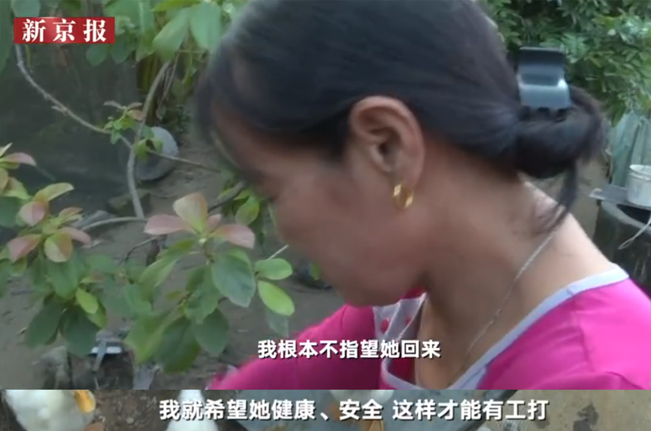 合影9元一张，救救我女儿女婿，71岁老人扮玩偶脱下头套后太心酸