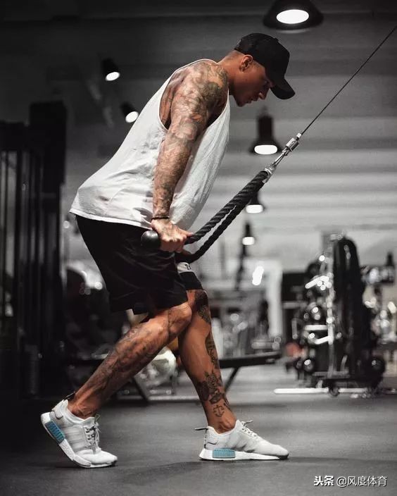 健身肌肉男穿衣搭配图片,肌肉男在健身穿衣搭配