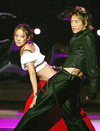 李孝利黑色开叉裙,李孝利穿摩登连衣裙