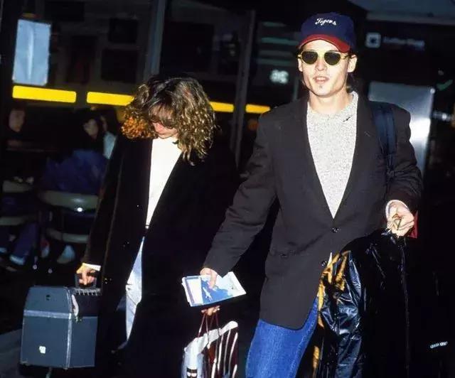 都是鹰钩鼻大美女，都爱过同一些男人，她俩的路怎么就不一样呢？