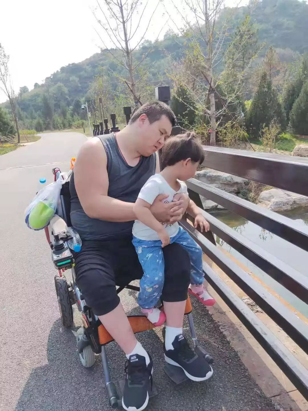 轮椅卖家，天猫双11给女儿买高档小红鞋，只给自己买一张手机贴膜