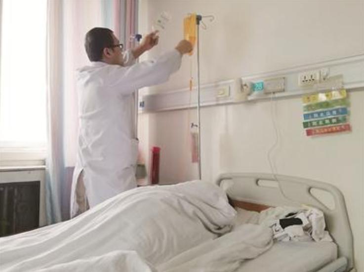 13岁女孩偷穿妈妈*裤内**,7天后被送进医院,医生怒斥:无知