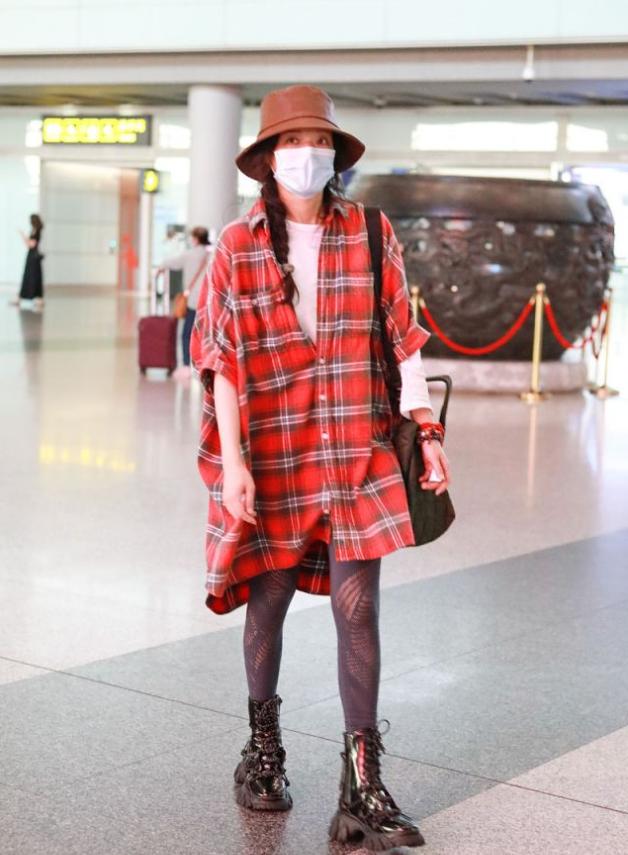 舒淇穿深v上衣穿搭,舒淇穿搭缎面西装