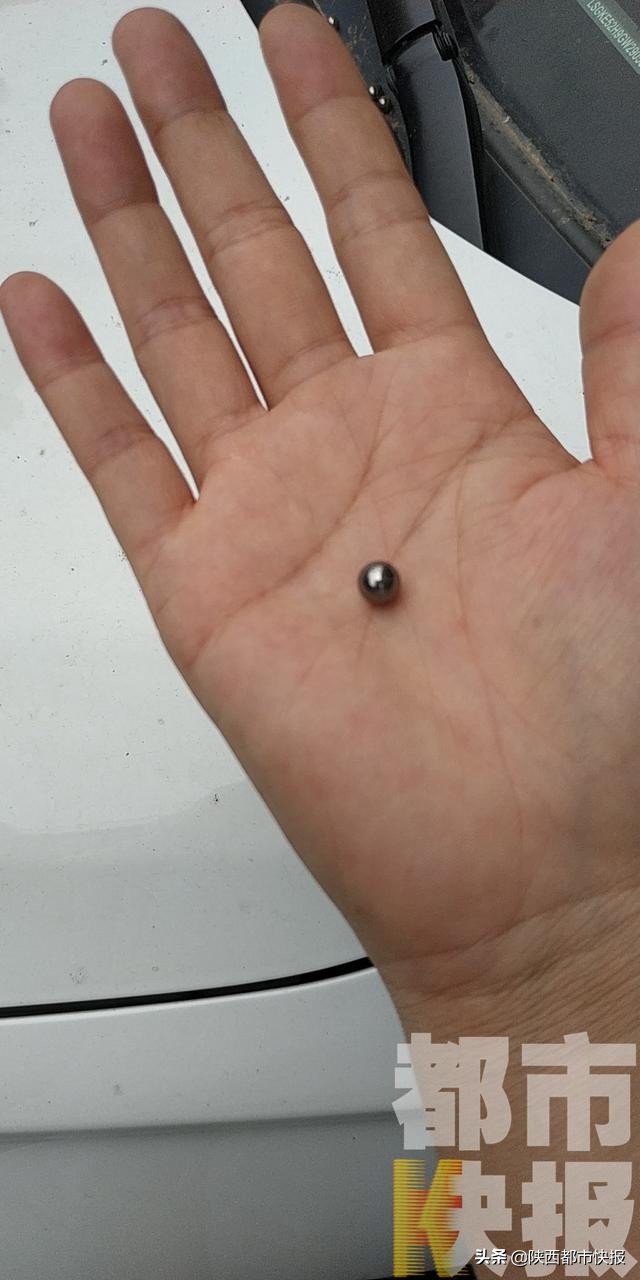 车玻璃外侧有伤痕,车玻璃上的轻微刮痕