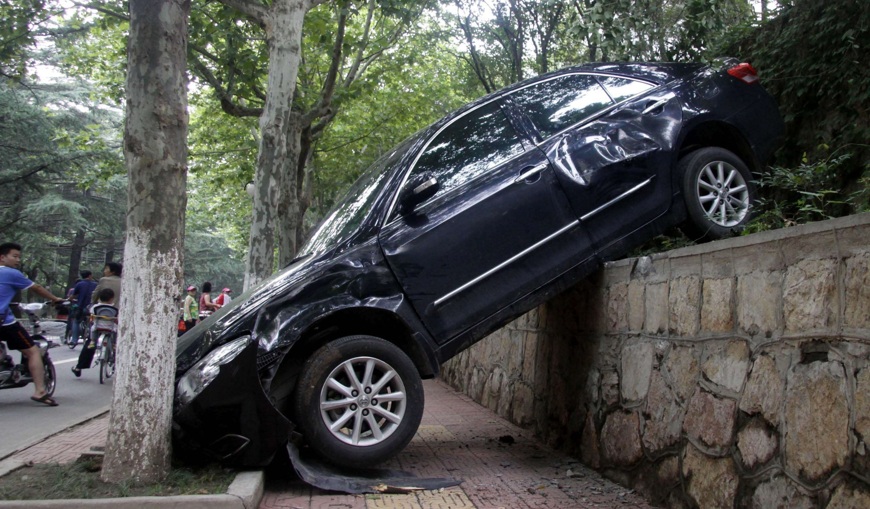 平时刹车失灵怎么处理,行驶过程中刹车突然失灵怎么维修