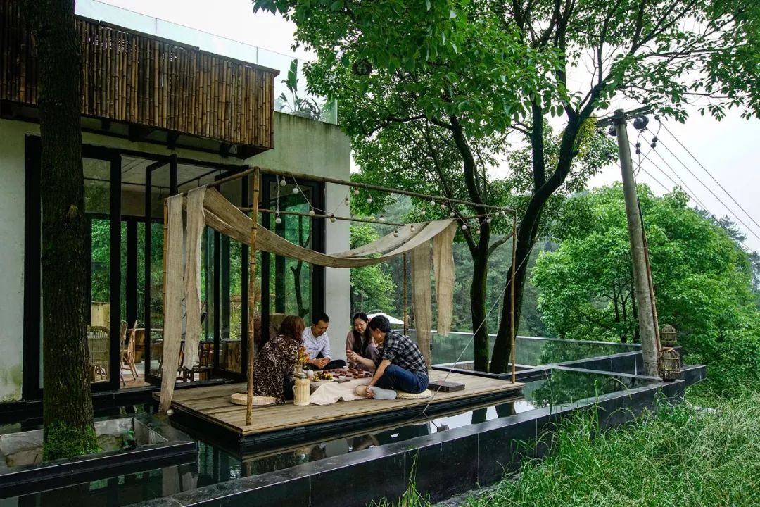 一家四口倾家荡产在山里造房隐居：3年零收入，坚持不通车