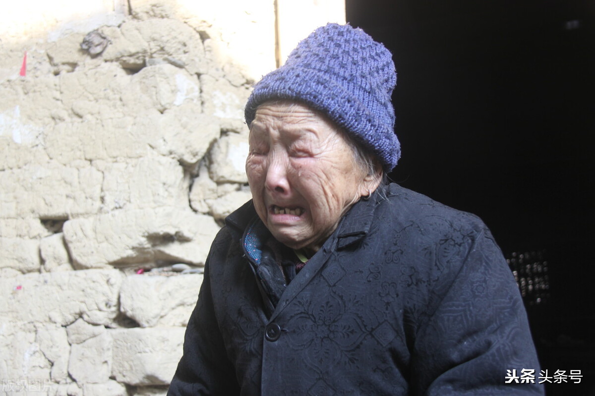 河南8旬奶奶嫁的3任丈夫都早逝，被人说命硬克夫，儿子的话最伤人