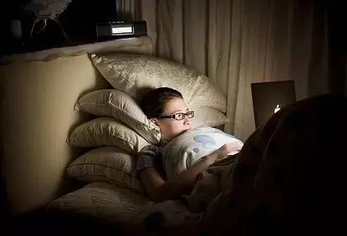 长期熬夜看剧的危害,经常熬夜追剧有什么危害