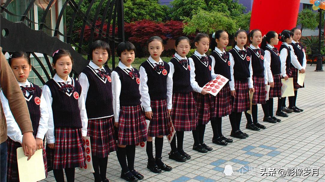 学校定制校服很好看但家长不同意,学校校服定制怎么跟家长说