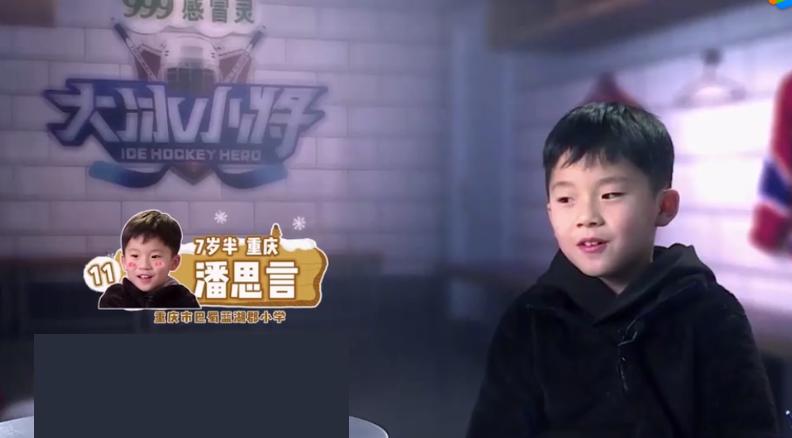 大冰小将易烊千玺带小将们训练,大冰小将千玺人群中笑