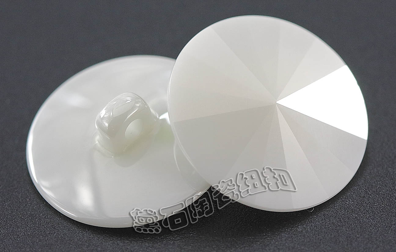 怎么在衣服上缝纽扣两孔,服装专业缝纽扣方法