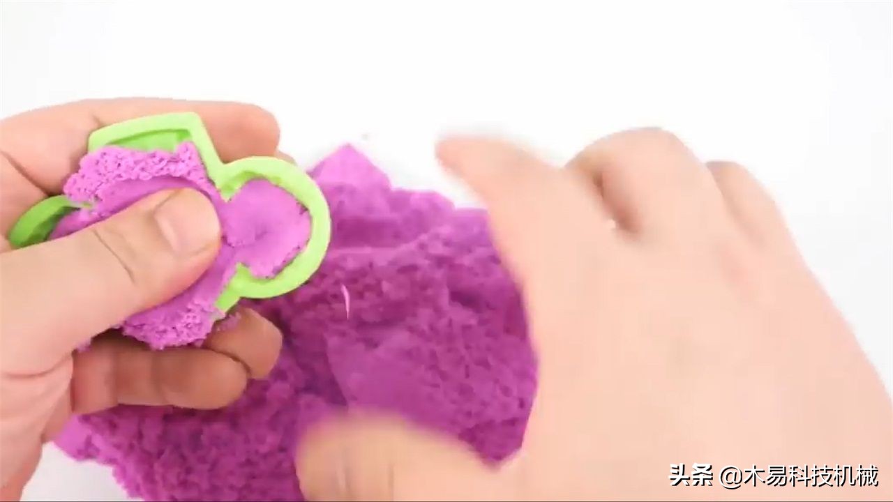 国外小哥亲身实验,将太空沙加热,结果发生了什么?