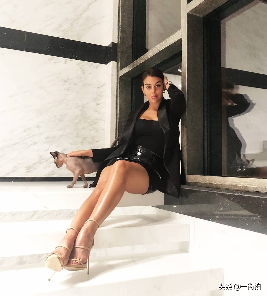 c罗乔治娜黑色礼服,c罗和乔治娜热恋白礼服