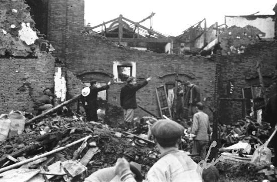 蒋介石疯狂轰炸上海，却遭苏军王牌飞行员痛击，蒋军战机掉头就跑