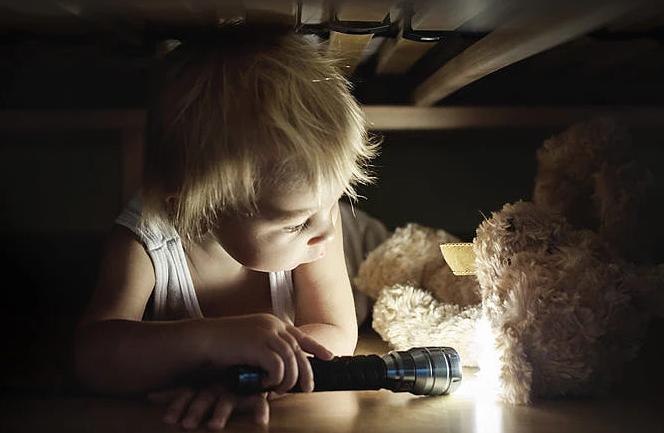 孩子看恐怖片以后害怕怎么办,孩子看恐怖片害怕精神不好