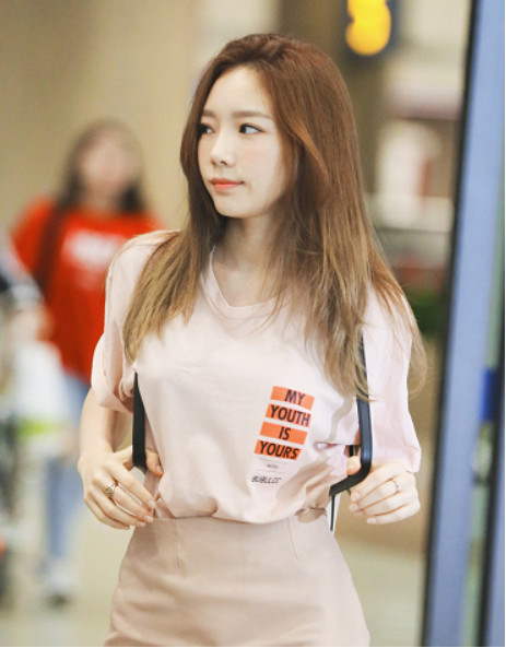 金泰妍白t牛仔裤,金泰妍背带裤