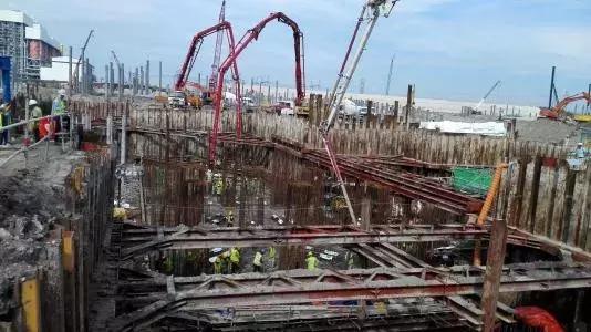 打混凝土下雨怎么处理的,打混凝土中途下雨停还是不停