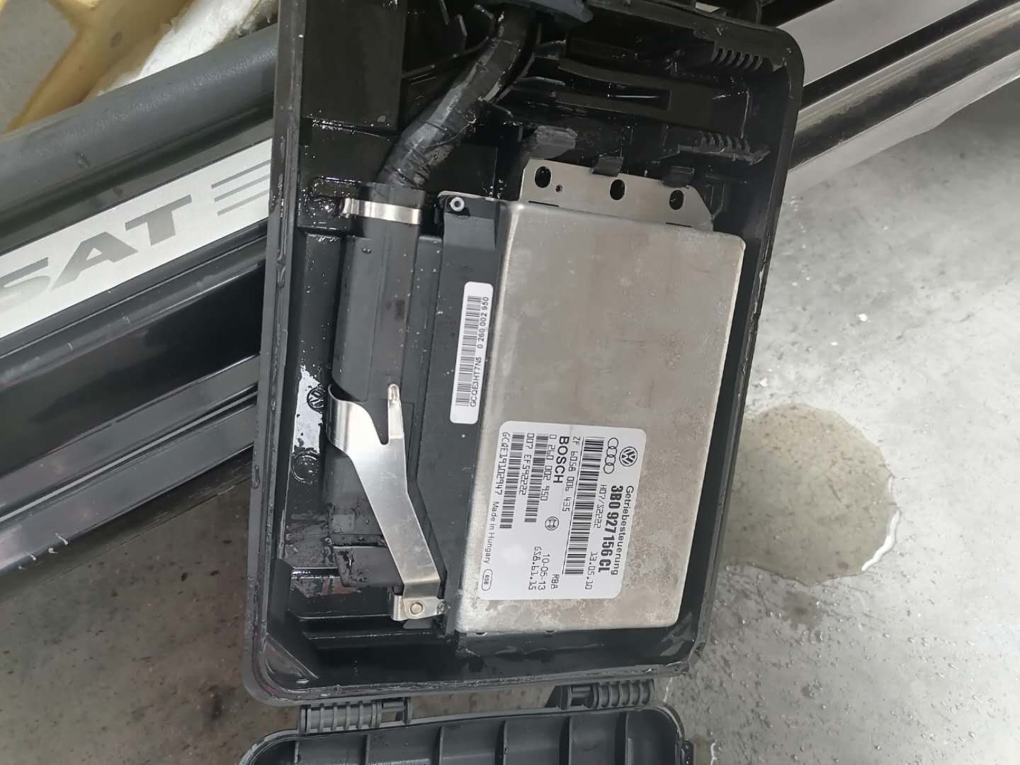 帕萨特领驭挂d挡往前冲车身共振,帕萨特领驭p挡应急解锁