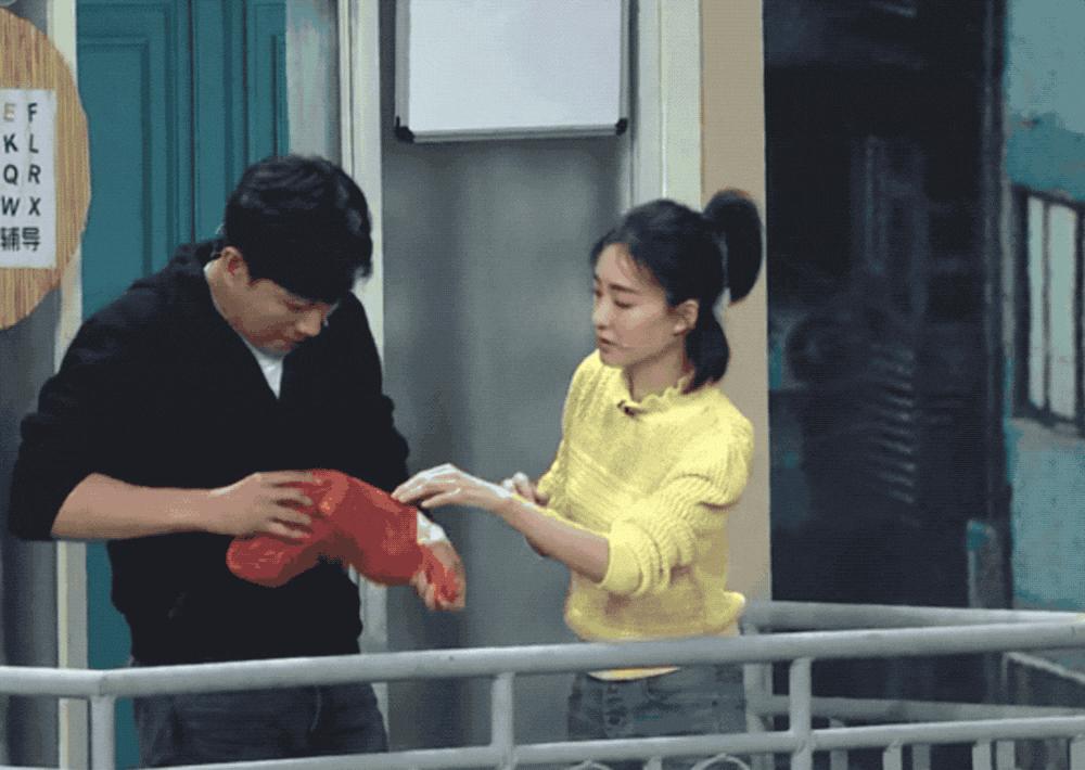 央视春晚刘德华第一次唱什么,刘德华薇娅六亲不认步伐原版