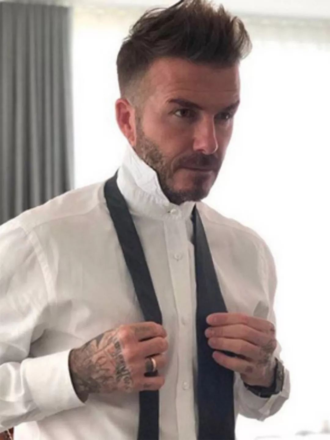 贝克汉姆42岁长发,贝克汉姆晒照为贝嫂庆生