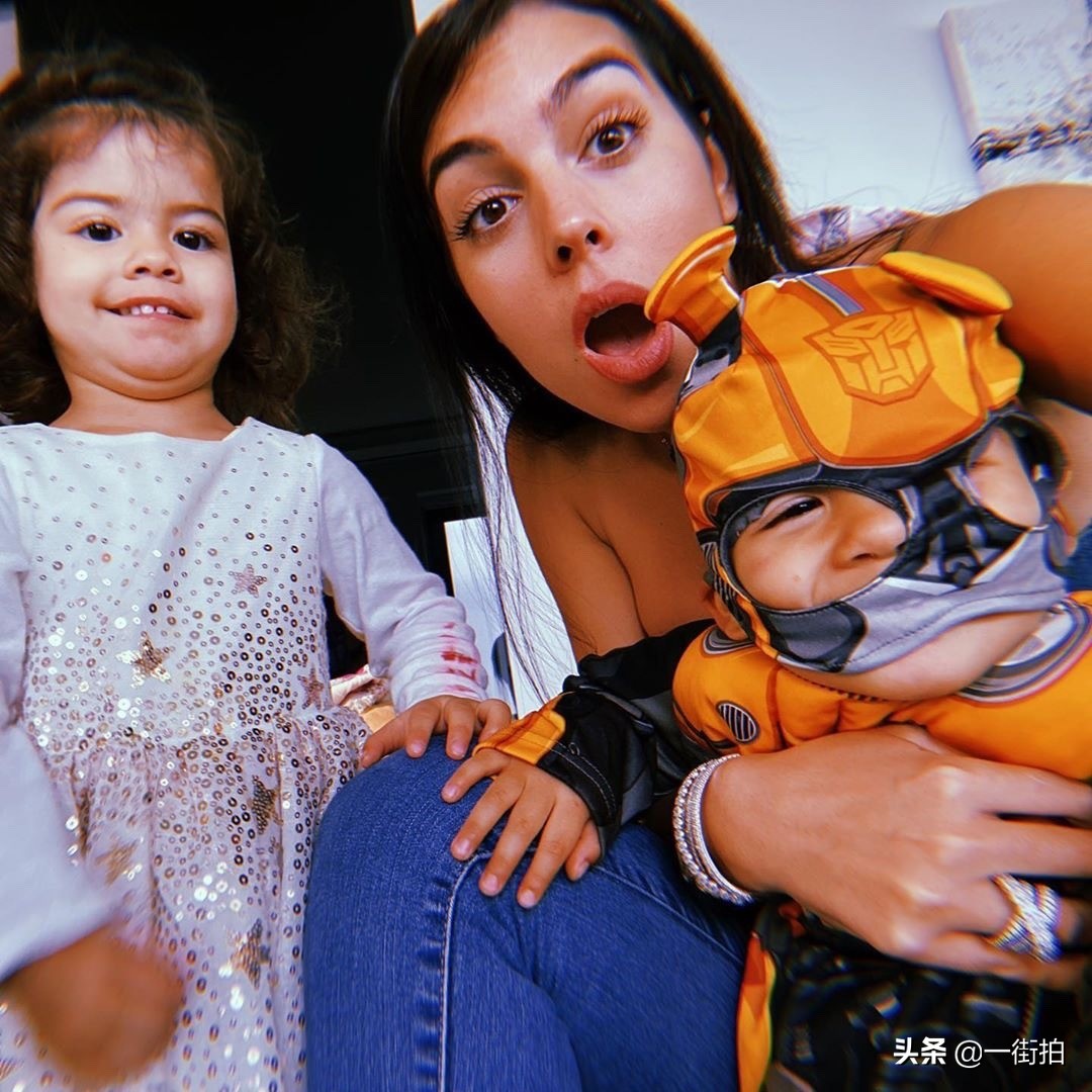 c罗为乔治娜去迪士尼,c罗为乔治娜剪头发