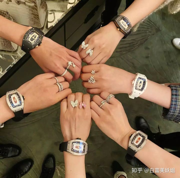 小红书上晒奢侈品的女孩为什么那么多？