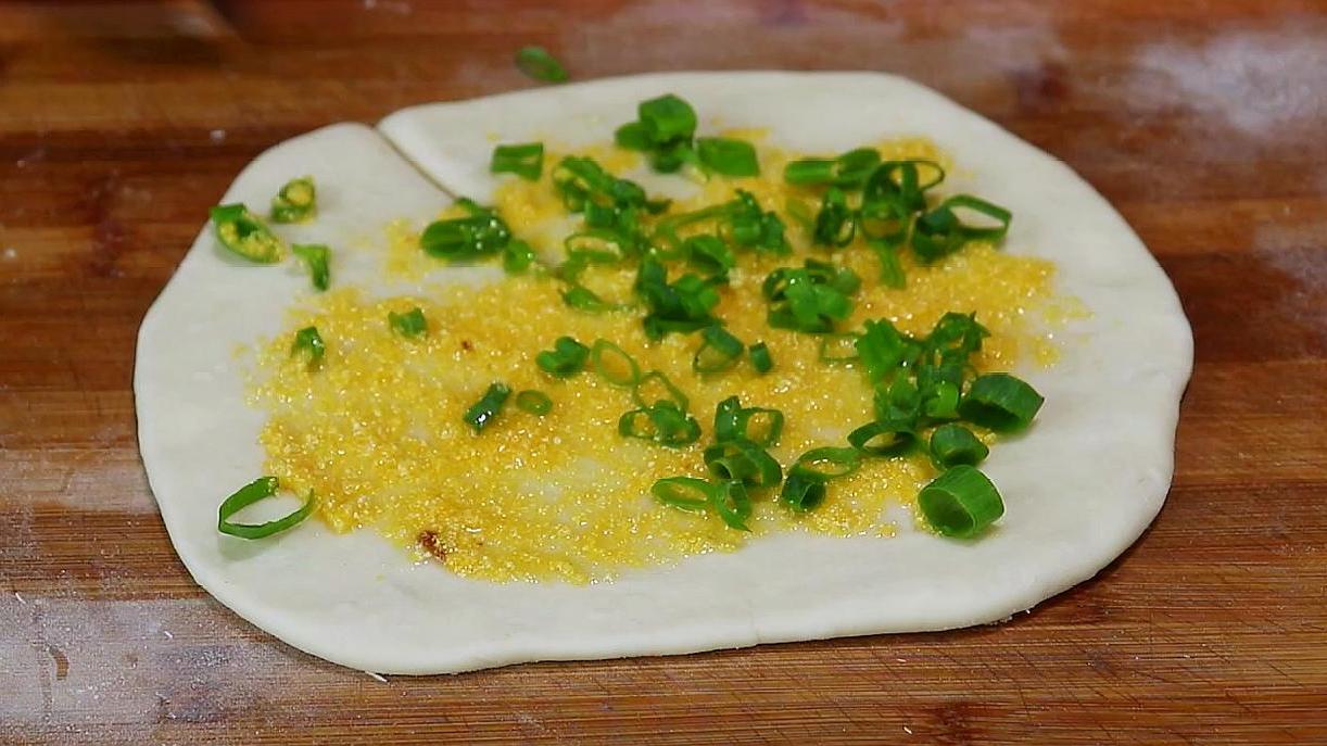发面葱油饼葱香浓郁柔软多层,切出来的多层葱油饼的做法