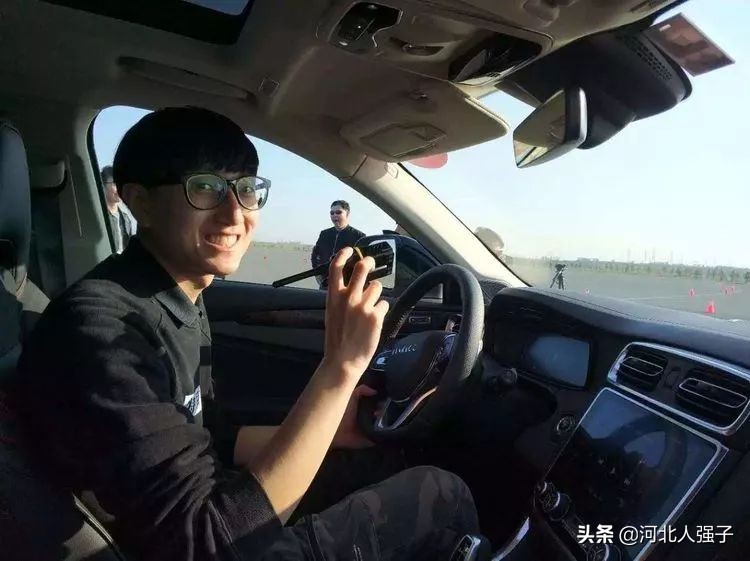 减速停车时先踩离合还是先踩刹车,减速时先踩离合器刹车